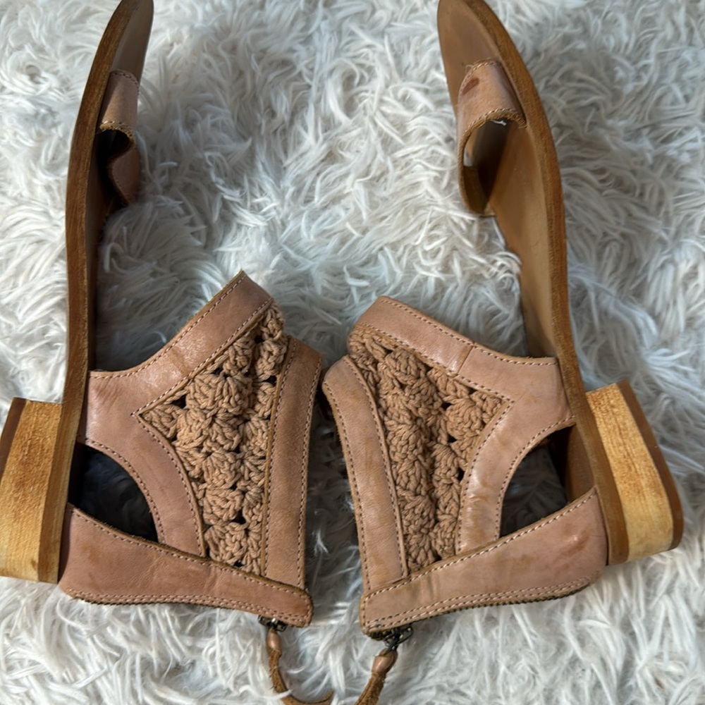 Anthropologie Latigo Womens Shoes Rupee Sandals Leather Flat Crochet Boho 7 - Picture 2 of 11